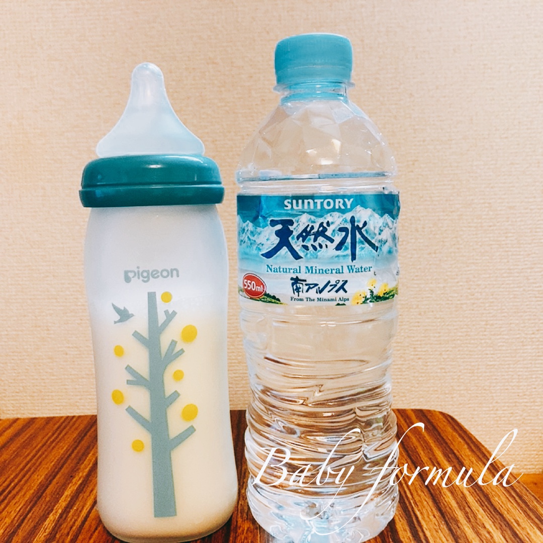 赤ちゃんミルクと水の画像